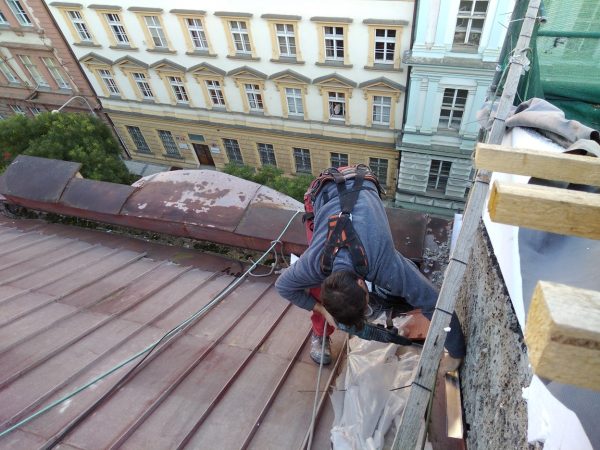 Zateplení štítů bytového domu: Praha