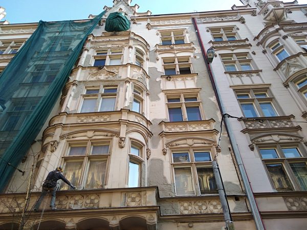 Oklep nesoudržných částí fasády: Praha