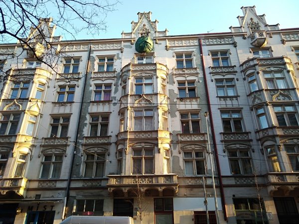 Oklep nesoudržných částí fasády: Praha