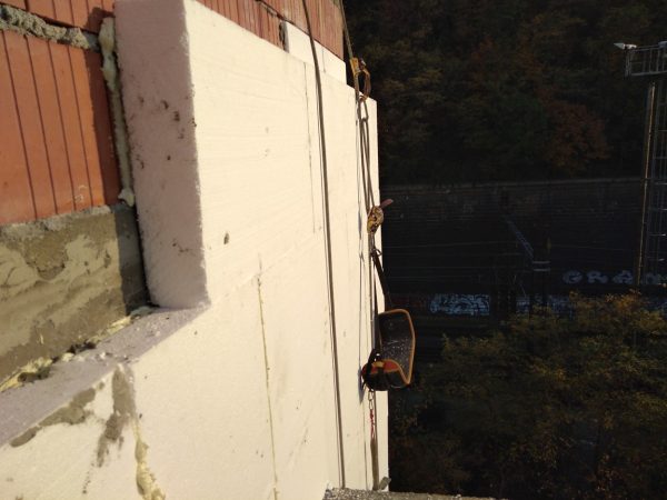 Zateplení štítů bytového domu: Praha